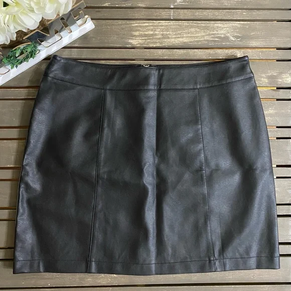 FOREVER21 FAUX LEATHER MINI SKIRT - Picture 4 of 10